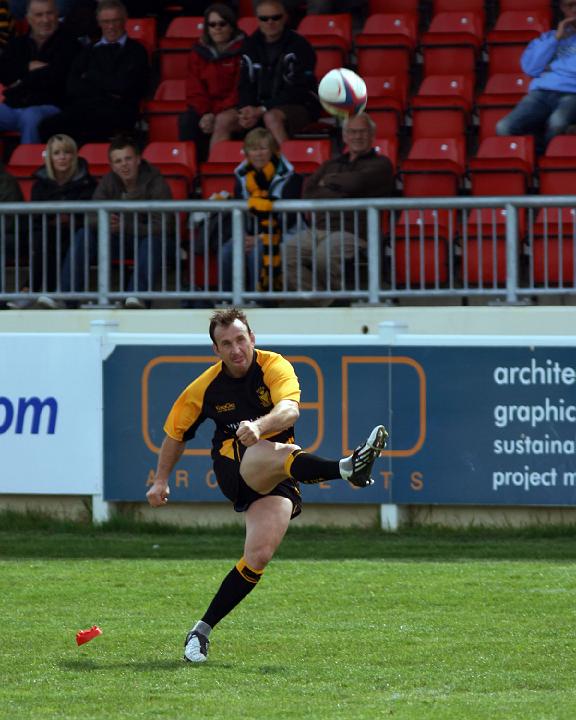 Malcom Roberts kicks at goal.jpg - Mal Roberts kicks at goal. Photo by John Beach.